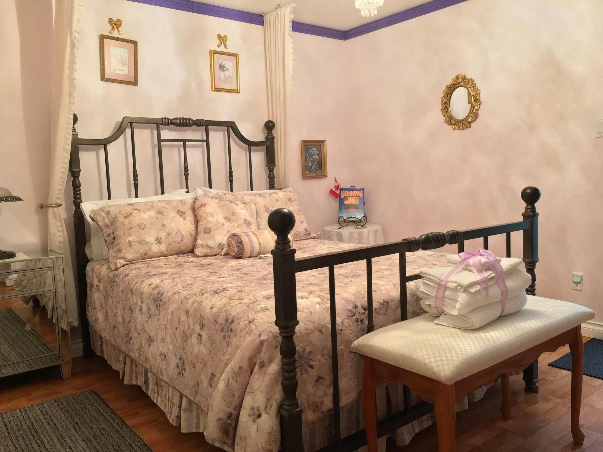 Alexandria House Bed & Breakfast Вест-Келоуна Экстерьер фото