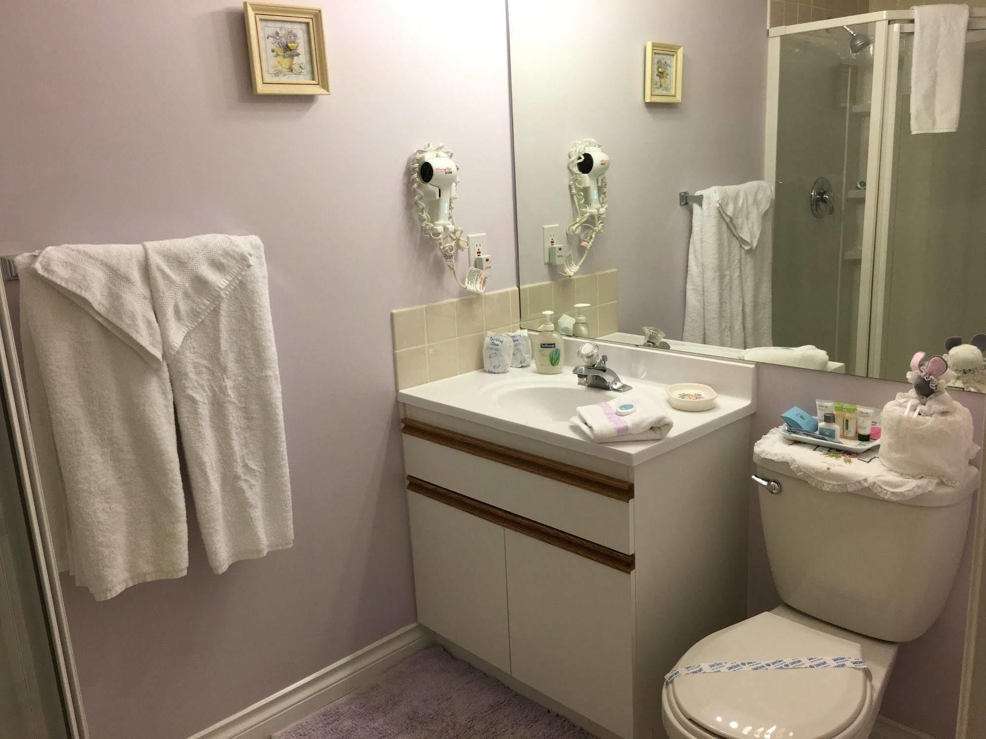 Alexandria House Bed & Breakfast Вест-Келоуна Экстерьер фото