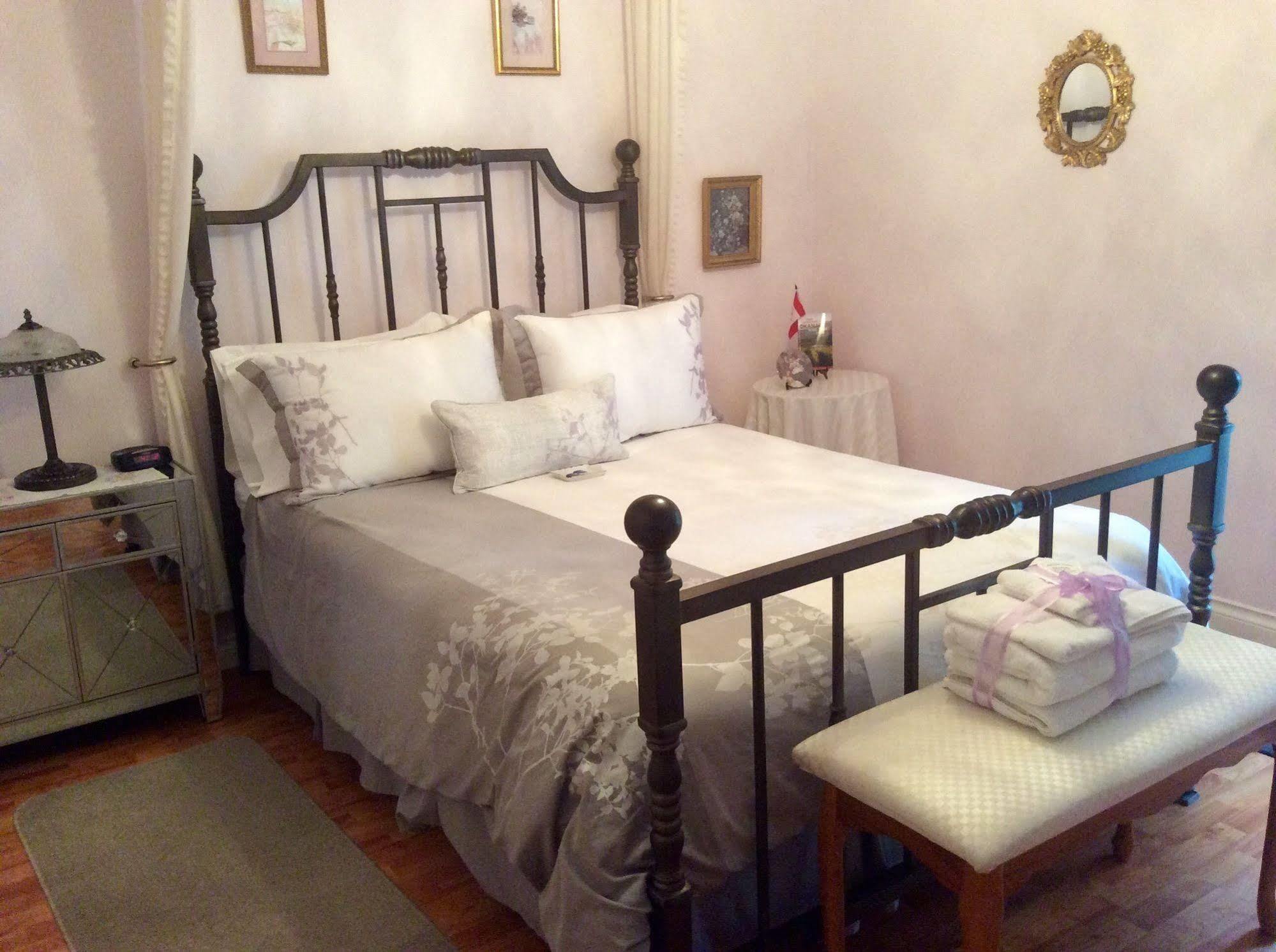 Alexandria House Bed & Breakfast Вест-Келоуна Экстерьер фото